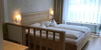 Wanderurlaub - geführte Touren - Waltenhofen - Eines der sechs Allergiker Doppelzimmer
mit hellen Holzmöbel - Vitalhotel Interest 