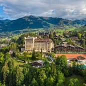 Wanderhotel - Gstaad Palace Outdoor View Sommer - Gstaad Palace