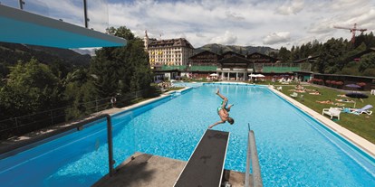Wanderurlaub - Hüttenreservierung - Berner Alpen - Gstaad Palace Outdoor Pool - Gstaad Palace