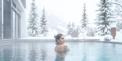 Wanderurlaub - Hotel-Schwerpunkt: Wandern & Wellness - Zwischenflüh - Gstaad Palace Outdoor Jacuzzi Winter  - Gstaad Palace