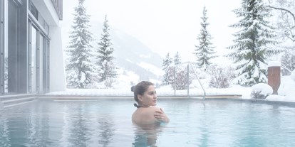 Wanderurlaub - Pools: Außenpool beheizt - Freiburger Alpen - Gstaad Palace Outdoor Jacuzzi Winter  - Gstaad Palace