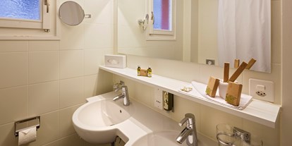 Wanderurlaub - Bettgrößen: Doppelbett - Eriz - Badezimmer Doppelzimmer Jungfrau - Beausite Park Hotel Wengen