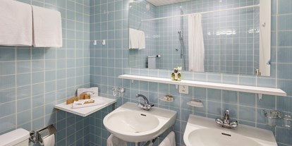 Wanderurlaub - PLZ 3619 (Schweiz) - Badezimmer, Doppelzimmer Waldseite ohne Balkon - Beausite Park Hotel Wengen