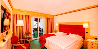 Wanderurlaub - kostenlose Wanderkarten - Krün - Alle Zimmer sind mit Zirbenholz ausgestattet und lässt Sie erholsam schlafen.  - Parkhotel Wallgau