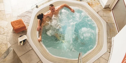 Wanderurlaub - Ausrüstungsverleih: Rucksäcke - Krün - Entspannen Sie nach der Wanderung in unserem Whirlpool. Alternativ steht Ihnen ein Schwimmbecken mit 7 x 10 m zur Verfügung. - Parkhotel Wallgau
