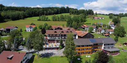Wanderurlaub - Familienwanderung - Ostbayern - Aus der Natur ragen die Bäume buchstäblich heraus.  - Hotel Fritz - Wohnzimmer im Wald
