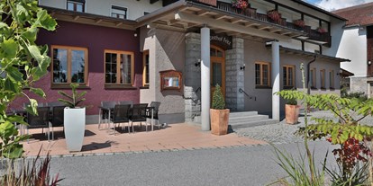 Wanderurlaub - Mountainbikeverleih - Bayerischer Wald - Der Eingang zum Hotel der Bäume und zu Ihrem Urlaub! - Hotel Fritz - Wohnzimmer im Wald