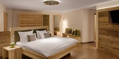 Wanderurlaub - Beautybehandlungen - Hohenwarth (Cham) - Die neuen Suiten bieten Raum für luxuriöse Aufenthalte. Suite Walnuss - Hotel Fritz - Wohnzimmer im Wald