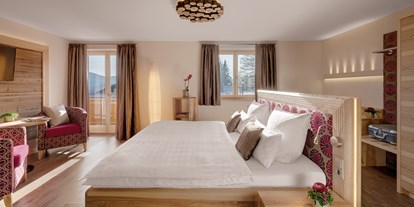 Wanderurlaub - Hotel-Schwerpunkt: Wandern mit Kindern - Sankt Englmar - Die neuen Suiten bieten Raum für luxuriöse Aufenthalte. Suite Esche - Hotel Fritz - Wohnzimmer im Wald