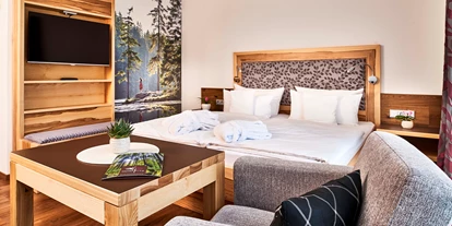 Wanderurlaub - Hotel-Schwerpunkt: Wandern & Wellness - Blaibach - Superior Doppelzimmer Lärche - Hotel Fritz - Wohnzimmer im Wald