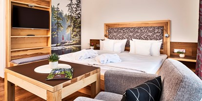 Wanderurlaub - Bettgrößen: Doppelbett - Lindberg - Superior Doppelzimmer Lärche - Hotel Fritz - Wohnzimmer im Wald