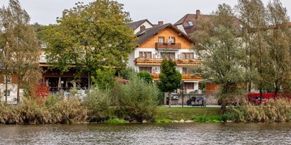 Wanderurlaub - Garten - Deutschland - Urlaub im Donautal direkt am Donauufer
Unser familiär geführter Landgasthof liegt in der Ortsmitte von Windorf an der Donau, zwischen Rottaler Bäderdreieck und Bayerischer Wald. Idyllisch direkt am Donauradweg gelegen ist unser gemütlicher Biergarten eine beliebte Einkehrstation für Radler und Wanderer.
Unser Landgasthof bürgt für beste Qualität und wurde schon mehrfach mit dem Prädikat „Bayerische Küche“ ausgezeichnet. Von unseren Gästezimmern aus bietet sich ein herrlicher Blick auf die Donau. - Landgasthof & Hotel Moser