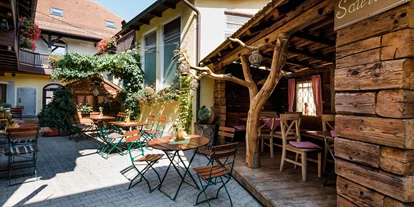 Wanderurlaub - Restaurant - Zenting - Der Biergarten lädt nach einer Wanderung auf eine Brotzeit ein. - Hotel Bayrischer Löwe