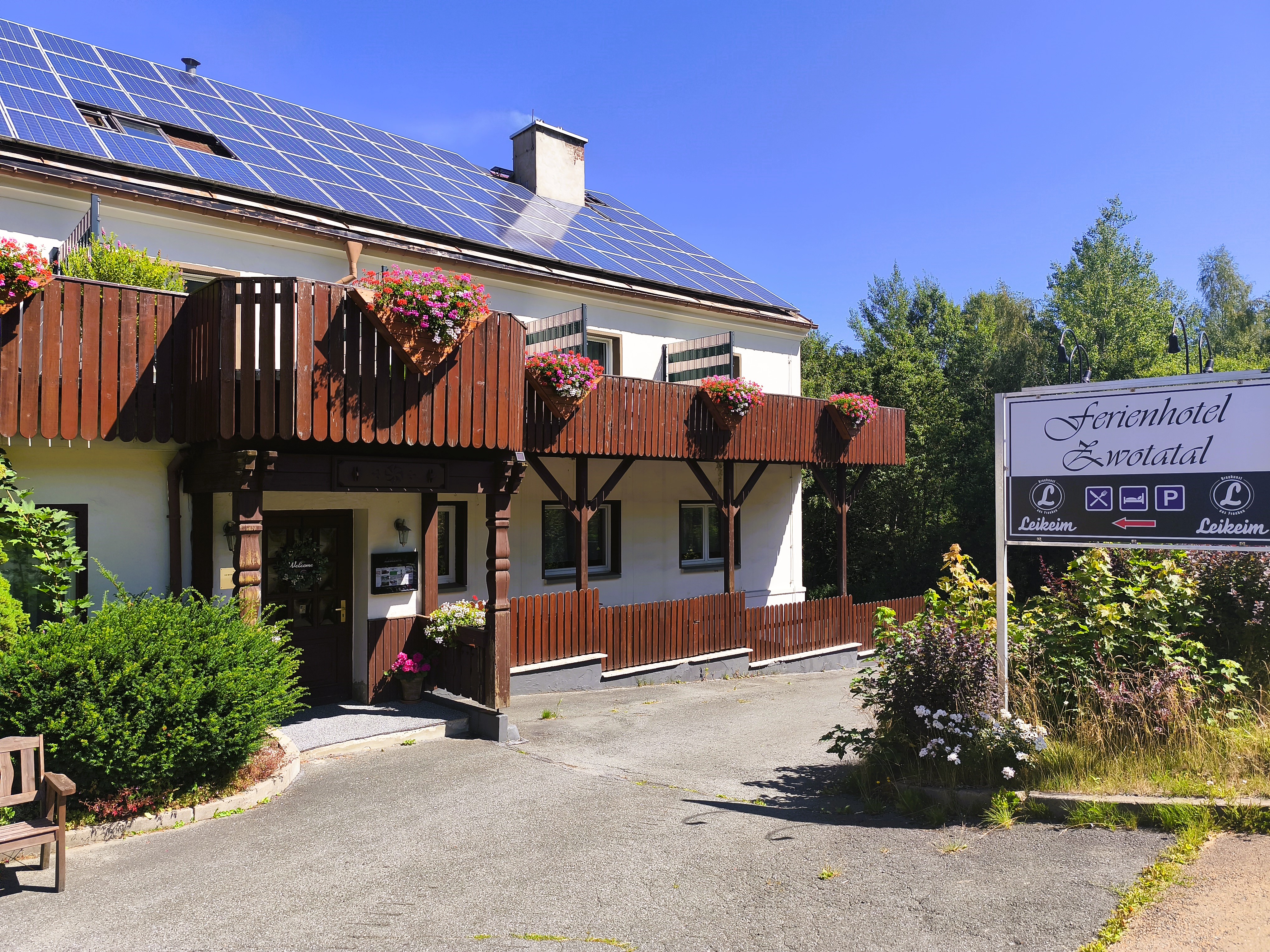 Wanderhotel - Unser Haus - Eingang - Ferienhotel Zwotatal