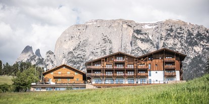 Wanderurlaub - Klettern: Klettersteig - St. Ulrich in Gröden - Frontansicht Hotel emmy-five elements -  Hotel Emmy-five elements