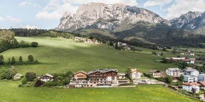 Wanderurlaub - Trockenraum - Trentino-Südtirol - Blick von der Vogelperspektive auf das Hotel und dem Schlern -  Hotel Emmy-five elements