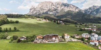 Wanderurlaub - Umgebungsschwerpunkt: Berg - St. Ulrich in Gröden - Blick von der Vogelperspektive auf das Hotel und dem Schlern -  Hotel Emmy-five elements