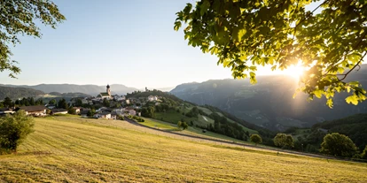 Wanderurlaub - Trockenraum - Trentino-Südtirol - Blick auf Völs am Schlern. -  Hotel Emmy-five elements