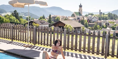 Wanderurlaub - Trockenraum - Trentino-Südtirol - Schwimmbad und Blick auf Völs am Schlern. -  Hotel Emmy-five elements