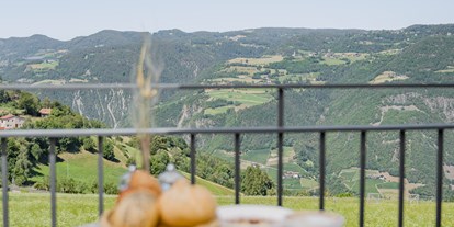 Wanderurlaub - Touren: Trailrunning - Nals an der Weinstraße - Frühstücken auf der Terrasse mit Traum-Aussicht -  Hotel Emmy-five elements