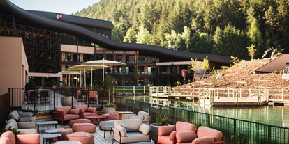 Wanderurlaub - Pools: Infinity Pool - Brixen/St.Andrä - Seeterrasse - Falkensteiner Family Resort Lido
