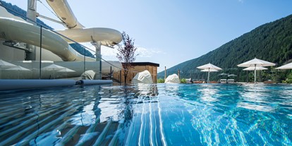 Wanderurlaub - Pools: Infinity Pool - Trentino-Südtirol - Familienhotel Huber