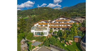 Wanderurlaub - Wanderschuhe: 3 Wanderschuhe - Südtirol - Family Hotel Gutenberg