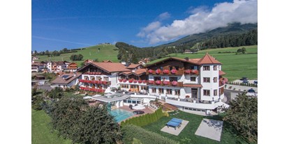 Wanderurlaub - Reischach (Trentino-Südtirol) - Tirolerhof im Sommer - Hotel Tirolerhof