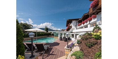 Wanderurlaub - Garten - Reischach (Trentino-Südtirol) - Ganzjährig beheizter Außenpool - Hotel Tirolerhof