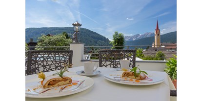 Wanderurlaub - Bettgrößen: Doppelbett - Niederdorf (Trentino-Südtirol) - Hausgemachter Apfelstrudel auf der Sonnenterrasse - Hotel Tirolerhof