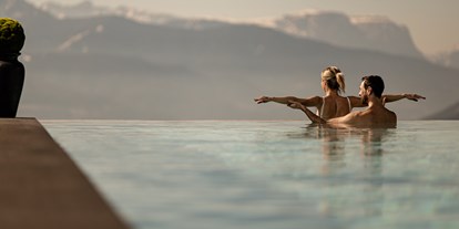 Wanderurlaub - Pools: Außenpool beheizt - Italien - Infinitypool Hotel Südtirol - Panoramahotel Huberhof