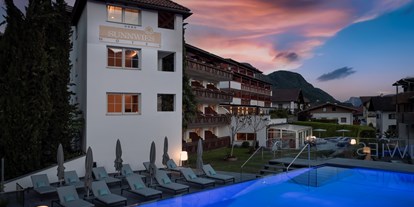 Wanderurlaub - Bettgrößen: Doppelbett - St. Walburg im Ultental - Hotel bei Nacht - Hotel Sunnwies