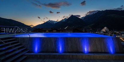 Wanderurlaub - Preisniveau: günstig - Trentino-Südtirol - Schwimmbad bei Nacht - Hotel Sunnwies