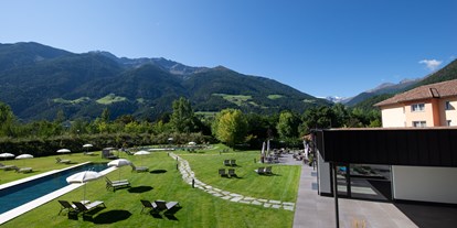 Wanderurlaub - Wanderschuhe: 1 Wanderschuh - Südtirol - Garten - Garden Park Hotel
