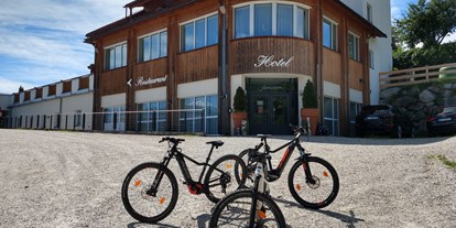 Wanderurlaub - Parkplatz: kostenlos beim Hotel - Reischach (Trentino-Südtirol) - Hotel Amaten