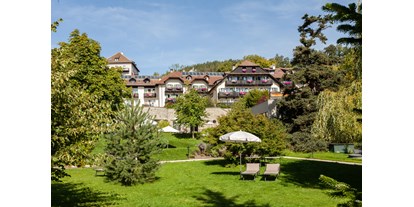 Wanderurlaub - Pauschalen für Wanderer - Wolkenstein-Gröden - Außenansicht Hotel vom Hotelpark aus - Hotel Bemelmans-Post