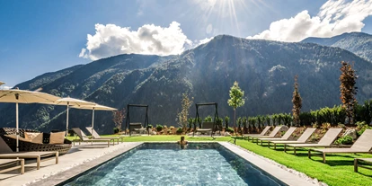 Wanderurlaub - Hotel-Schwerpunkt: Wandern & Biken - Lü - Pool - Tuberis Nature & Spa Resort