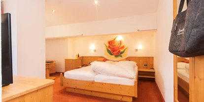Wanderurlaub - Bettgrößen: Doppelbett - Quadratsch - Eines unserer Superior Doppelzimmer  - Vital-Hotel Samnaunerhof