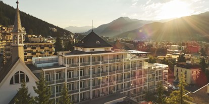 Wanderurlaub - Bettgrößen: Queen Size Bett - Hard Rock Hotel Davos - im Herzen des Bündnerlandes - Hard Rock Hotel Davos