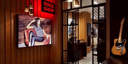 Wanderurlaub - Bettgrößen: King Size Bett - Saas im Prättigau - Eingang Rock Shop - Hard Rock Hotel Davos