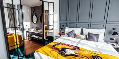 Wanderurlaub - Schuhputzmöglichkeit - Alvaneu Bad - Rock Star Suite Schlafzimmer - Hard Rock Hotel Davos