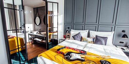Wanderurlaub - Bettgrößen: Queen Size Bett - Zuoz - Rock Star Suite Schlafzimmer - Hard Rock Hotel Davos