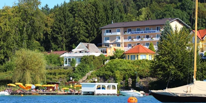 Wanderurlaub - Wanderschuhe: 4 Wanderschuhe - Nußberg (Moosburg) - Urlaub im Flairhotel am Wörthersee- Blick vom See zum Hotel  - Flairhotel am Wörthersee