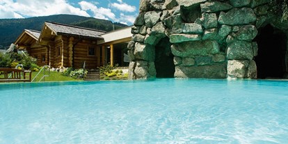 Wanderurlaub - Pools: Außenpool beheizt - Nockberge - Saunadorf mit Sole-Grottenpool - DAS RONACHER Therme & Spa Resort