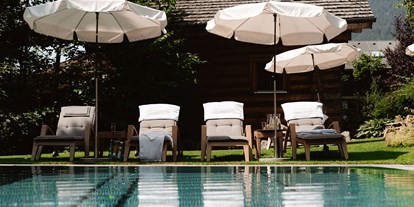Wanderurlaub - Pools: Außenpool beheizt - Nockberge - Entspannen auf der Liegewiese - DAS RONACHER Therme & Spa Resort