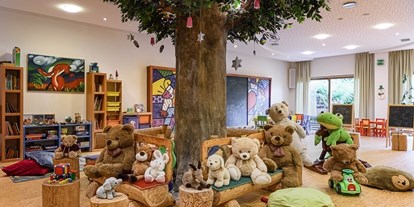 Wanderurlaub - Bettgrößen: King Size Bett - St. Lorenzen (Reichenau) - Kinderareal "Lebensbaum"
©️ Fotoatelier Wolkersdorfer - Hotel St. Oswald