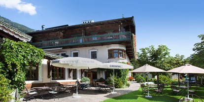 Wanderurlaub - geführte Touren - Kitzbühel - Hotel Aussenansicht Garten vorne - Hotel Senningerbräu