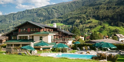 Wanderurlaub - ausgebildeter Wanderführer - Mayrhofen (Mittersill) - Garten hinten mit Freibad - Hotel Senningerbräu