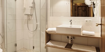 Wanderurlaub - Ausrüstungsverleih: Rucksäcke - Hochkrimml - Badezimmer alle Zimmer - Hotel Senningerbräu