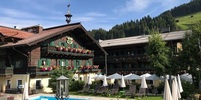 Wanderurlaub - Hotel-Schwerpunkt: Wandern mit Kindern - Höggen - Hotel Unterhof mit Außenpool und Sonnenterrasse - Hotel Unterhof